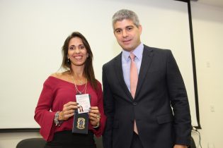 Nova servidora da Segurança Pública exibe distintivo e carteira ao lado de secretário Mauricio Barbosa 