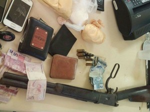 Objetos apreendidos pela polícia com os suspeitos