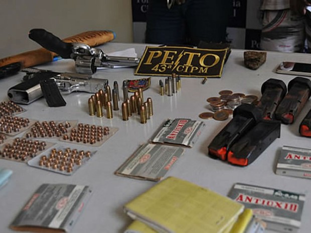 Polícia prende três homens e apreende armas em falso mote