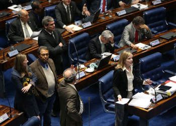 Primeiro dia do julgamento do impeachment tem depoimentos, bate-boca e acusações