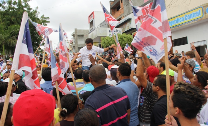 Tita carregado nos ombros na Praça São João | Foto: Raimundo Mascarenhas