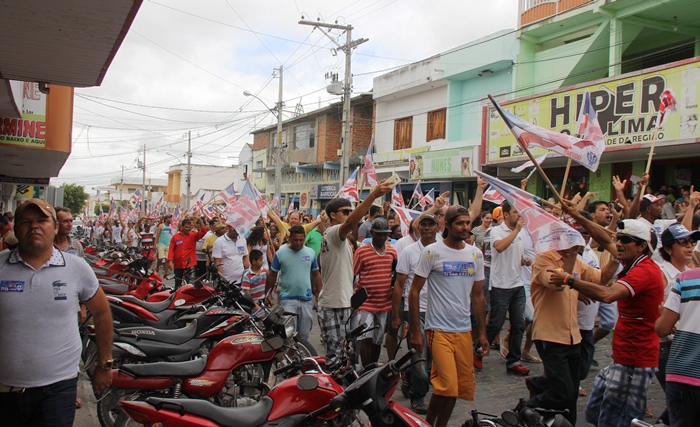 Multidão invadiu as ruas de Barrocas em apoio a Tita | Foto: Raimundo Mascarenhas