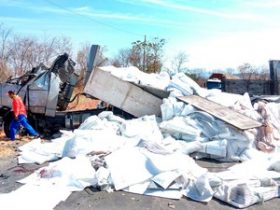 Motorista que morreu estava em carreta carregada de plástico
