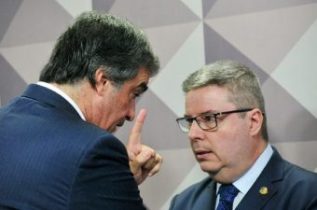 José Eduardo Cardozo (esq.), advogado da presidente Dilma, conversa com o relator Antonio Anastasia