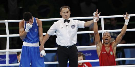 Baiano Robson Conceição vence francês e ganha o primeiro ouro para o boxe do Brasil