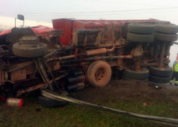 Caçamba de Santaluz com paralelepípedo tomba na BR-324 e deixa dois feridos