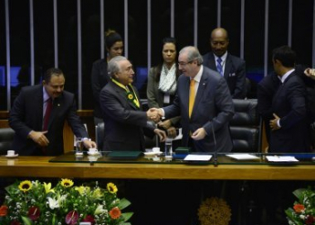 Eduardo Cunha se sente abandonado e ameaça Michel Temer, relata colunista