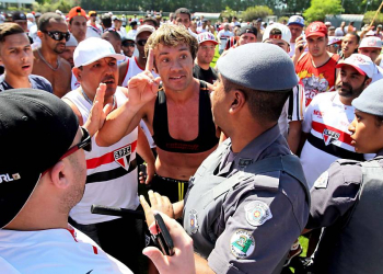 Torcedores invadem centro de treinamento do São Paulo e agridem jogadores