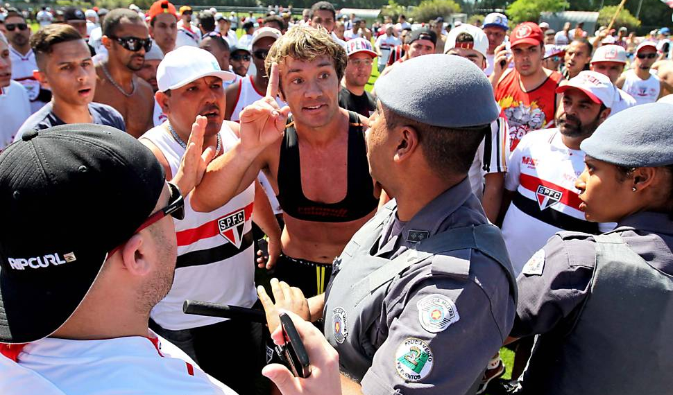 Torcedores invadem centro de treinamento do São Paulo e agridem jogadores
