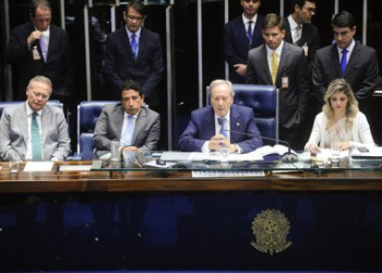Decisão do Senado acena queda de Dilma