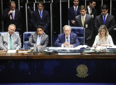 Decisão do Senado acena queda de Dilma