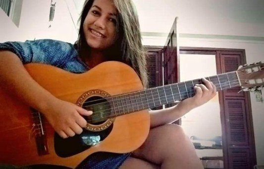 Estudante  de 18 anos morre após cair de ônibus