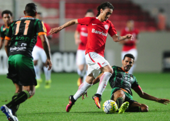 Internacional perde do América-MG e mantém Vitória fora da zona