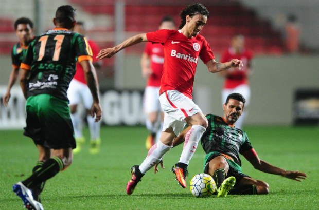 Internacional perde do América-MG e mantém Vitória fora da zona