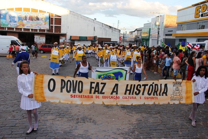 O desfile marca a história de cada estudante | Foto: Raimundo Mascarenhas