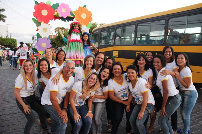 Diretores e professores da Escolinha Menino Jesus comemoram mais um ano de sucesso no desfile | Foto: Raimundo Mascarenhas