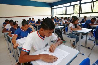 Estudantes podem ter experiência de deputado por uma semana