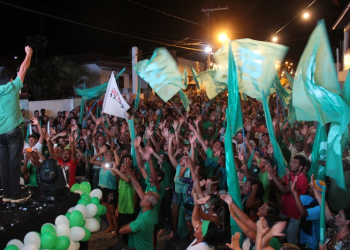 Zé Filho, no último comício, garantiu que Riachão do Jacuípe terá um prefeito que falará a língua do povo