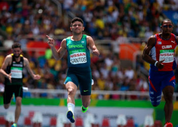 Brasileiro quebra recorde mundial e ganha ouro na final dos 100 metros rasos
