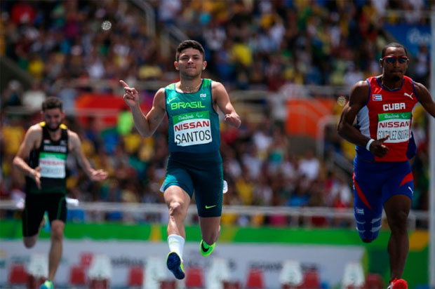 Brasileiro quebra recorde mundial e ganha ouro na final dos 100 metros rasos
