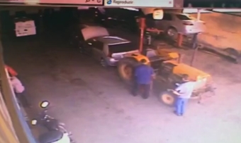 Roda de trator passa por cima de mecânico, que sobrevive