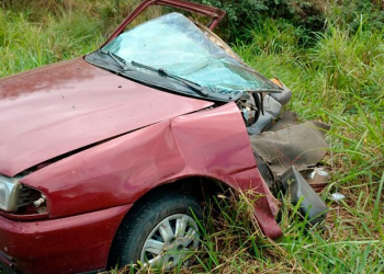 Carro parte ao meio ao ser atingido por carreta na BR 101; motorista morreu na hora