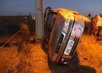 Valente – Carro é atingido por outro e só parou ao bater em poste de iluminação