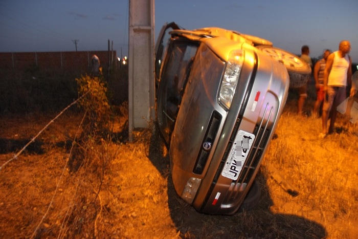 Valente – Carro é atingido por outro e só parou ao bater em poste de iluminação
