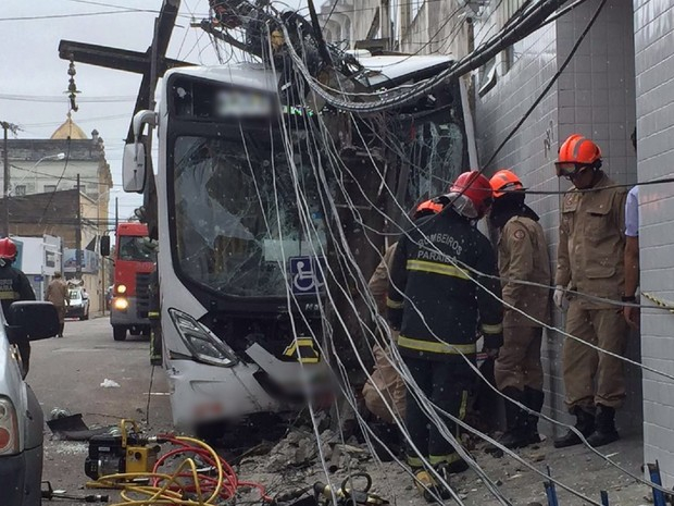 PB: acidente envolvendo ônibus deixa mortos e feridos em João Pessoa