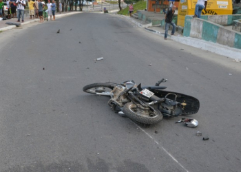 Homem morre após colidir moto que pilotava com caminhonete