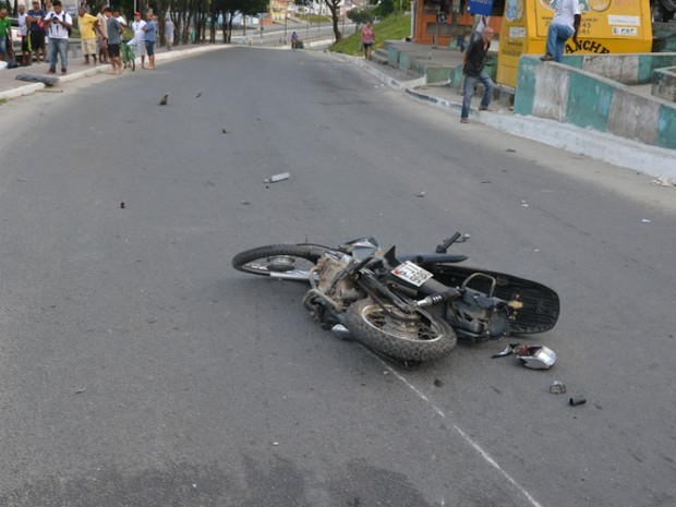 Homem morre após colidir moto que pilotava com caminhonete