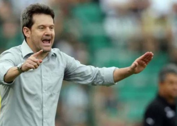 Vitória anuncia Argel Fucks como novo treinador