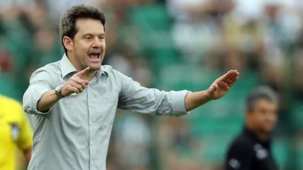 Vitória anuncia Argel Fucks como novo treinador