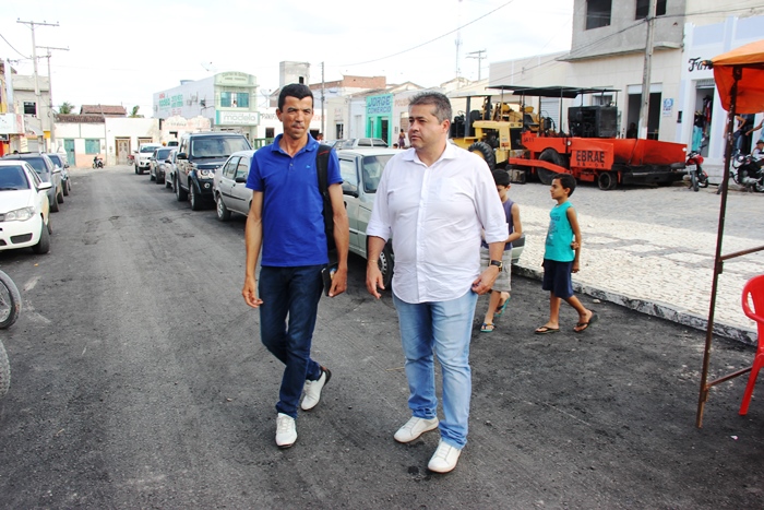 Coité – Distrito de Salgadália ganha asfalto nas principais ruas do centro