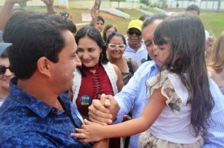 Ataíde sempre que o governador está na sua região faz questão de levar a filha que é sua afilhada para 'tomar a benção' | Foto: Teones Araújo