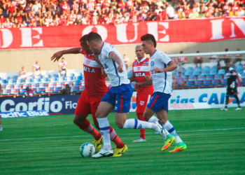 Com um a mais, Bahia abre 2 a 0, mas leva empate do CRB fora de casa