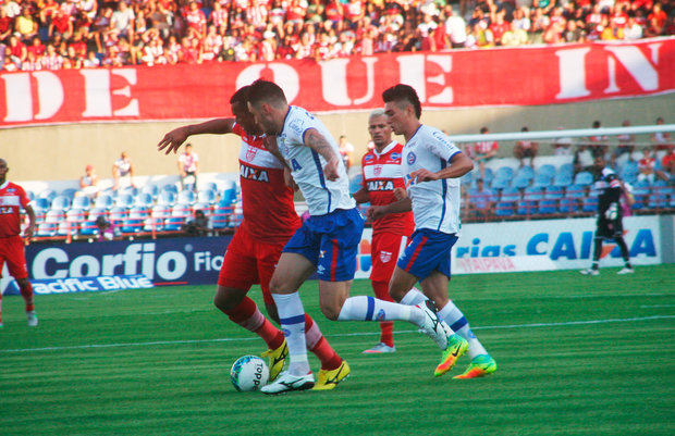 Com um a mais, Bahia abre 2 a 0, mas leva empate do CRB fora de casa