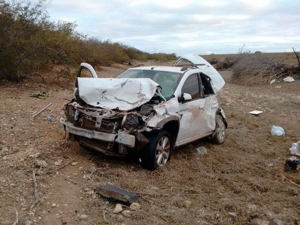 Bebê morre após carro tentar desviar de vaca e capotar em Juazeiro, na BA