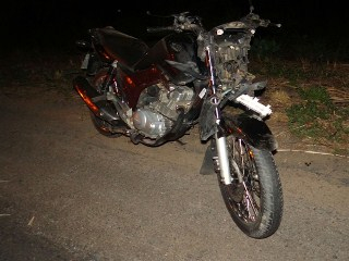 Motociclista atropela homem, cai na pista e morre ao ser atingido por carro