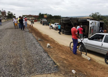 Coité – Caminhão tomba ao passar em estrada de areia ao lado de rodovia em reforma