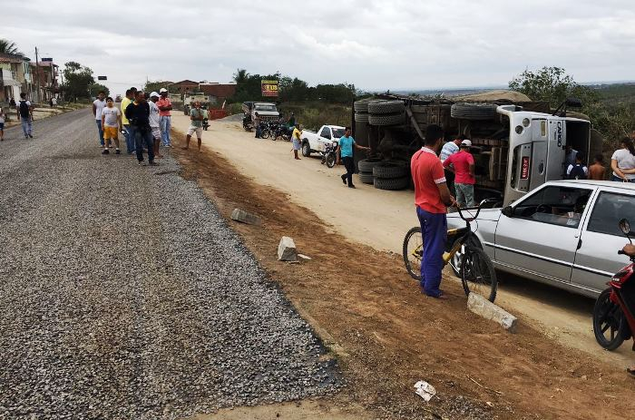 Coité – Caminhão tomba ao passar em estrada de areia ao lado de rodovia em reforma