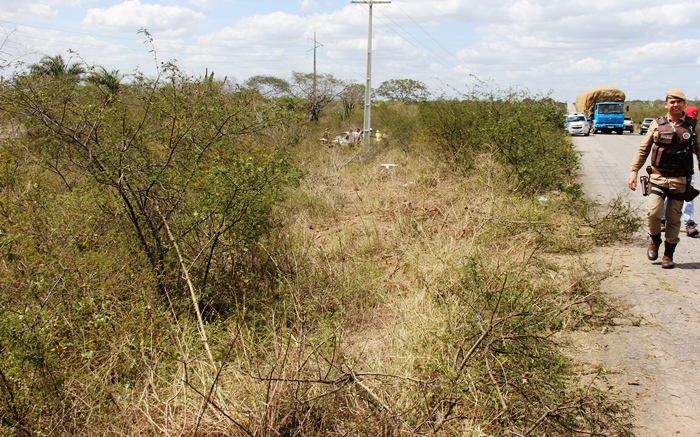 Essa foto mostra o local por onde o carro passou e por sorte não colidiu no poste de iluminação