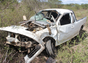 Saveiro sai da pista, capota e deixa três feridos na BA 120