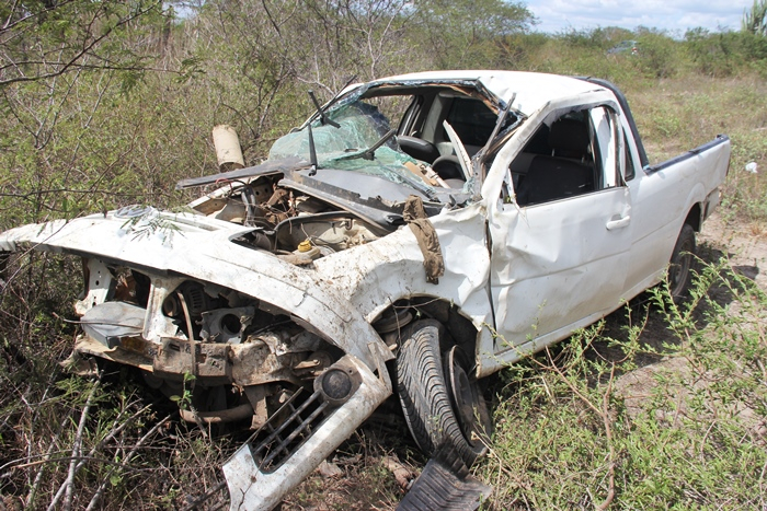 Saveiro sai da pista, capota e deixa três feridos na BA 120