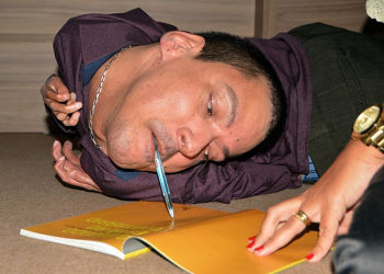 Em lançamento de livro, montesantense com cabeça virada para trás dá exemplo de fé e superação