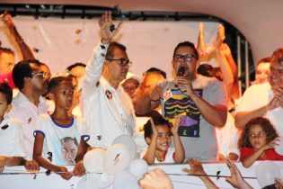 Ramires surpreendeu a todos quando subiu ao palanque e pediu o microfone