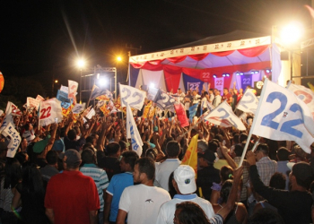 Cansanção: último comício de Paulinho reuniu grande multidão no centro da cidade