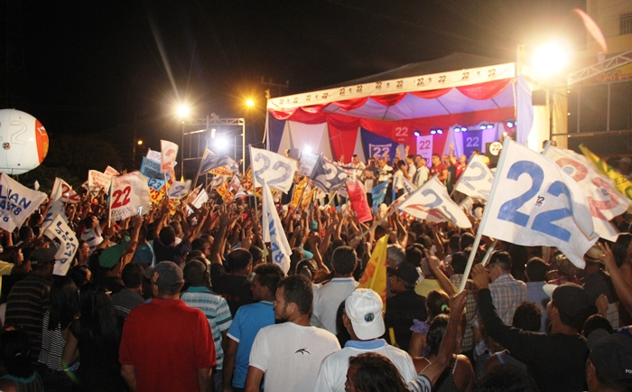 Cansanção: último comício de Paulinho reuniu grande multidão no centro da cidade