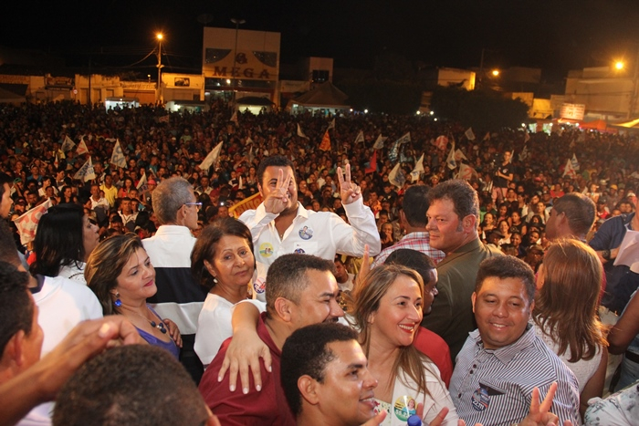Cansanção: último comício de Paulinho reuniu grande multidão no centro da cidade