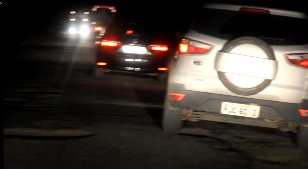 Comitiva não se arriscou em desenvolver velocidade e procurou se livrar dos buracos | Foto: Raimundo Mascarenhas